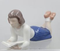 lesendes Mädchen, Bing & Gröndahl, Copenhagen, Modellnr. 2304, Unterglsurbemalung, L-19cm