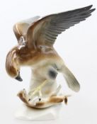 Adler mit Beute, Wagner & Apel, Unterglasurfarben, 1x am Flügel wohl Restauration, ca. H-19,5cm