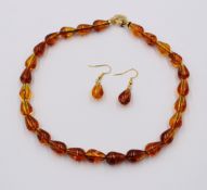 Set, wohl geklärter Bernstein, Kette und Ohrhänger, ca. L-38cm Ohrhänger L-3,5cm