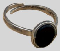 offener Silberring-835- mit ovalen Onyx Lagenstein, 2,54 gr.