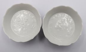 2 kl. Schälchen, Meissen, Weiß, Relief-Sternzeichen, je ein Schleifstrich, ca. H-3cm D-7,5cm