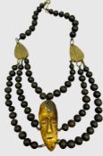afrikan. Collier mit Holzperlen und Knochenschnitzerei, Maske, seitl, Messing-Plättchen, L-ca. 75 c