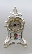 Porzellan-Kaminuhr, Weimar, Goldzier und florales Dekor, Batteriewerk läuft, ca. H-23cm