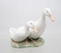 Gänsepaar, Royal Copenhagen, Entw. Olaf Mathisen, Modellnr. 2128, leicht staffiert in naturalistsic