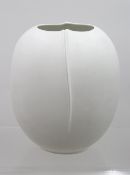 weiße Vase, Hutschenreuther, wohl Entw. E. Pott-Bischofberger, kl. Chip am Stand, ca. H-23,5cm