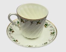 Kaffeetasse mit Untertasse in der charakteristischen gedrehten beziehungsweise gerippten Form (Form