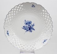 grosse,  runde Durchbruchschale, Meissen, Schwertermarke, blaue Blume, 4 Schleifstriche, ca. H-5,5c