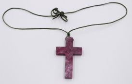Rhodonit- Kreuz an Stoffband ,
