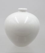 klassische weiße Kugelvase „Staude“, KPM Berlin, Entw. Trude Petri, ca. H-11cm