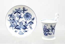 Tasse mit U.T., Meissen, Schwertermarke, Zwiebelmuster, je 2 Schleifstriche, ca. H-10cm