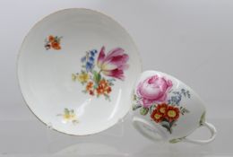 antike Tasse mit U.T., Meissen, Schwertermarke, Blumenbemalung, 19. Jhd.,  Altersspuren, 1x Restaur