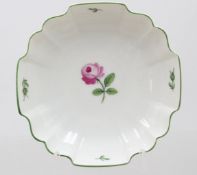 kl. Schale, Wien Augarten, Rosenbemalung, ca. H-3,5cm D-14,5cm