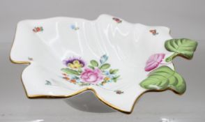 Blattschale mit Goldrand und einem floralen Blumenbouquet, Herend, ca. H-7,5cm B-26cm L-24cm
