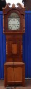 englische Standuhr um 1820 in Holzgehäuse, Metall-Ziffernblatt bemalt, Altersspuren, Werk läuft, H-