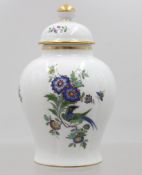 kl. Deckelvase, Meissen, Schwertermarke, 1. Wahl, ind. Blumen, ca. H-14,5cm