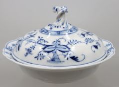 Deckelterrine, Stadt Meissen, Zwiebelmuster, Brandfehler, ca. H-15cm D-27cm