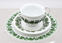 Meissen-Gedeck, Weinlaub, Schwertermarke, Tasse 1. Wahl, Teller je 2 Schleifstriche, Tasse H-6,5cm