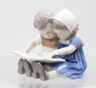 Lesende Kinder, Bing & Gröndahl, Modellnummer 1567, Entw. Ingeborg Plockross Irminger, ca. H-9cm