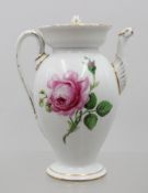 frühe Mokkakanne, Meissen, rote Rose, Schwertmarke  4x durchschliffen, Goldzier berieben, 19. Jhd.,