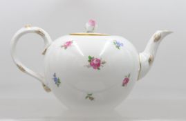 Teekanne, Meissen, Schwertermarke, Streublümchen, 3 Schleifstriche, ca. H-13,5cm