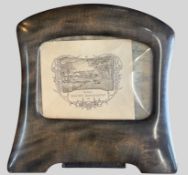 Tisch-Bilderrahmen aus Horn mit Ex-Libris von 1911, 21x21 cm, gewölbte Glasscheibe
