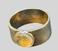 breiter Silberring mit irisierenden Stein, RG 58, 5,05 gr.