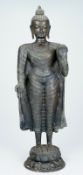 Stehender Buddha mit 