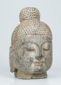 Massiver Kopf des Buddha mit geschlossenen Lidern