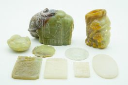 Sammlung Jade-Figuren und Plaketten