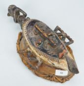 Afrikanische Holzmaske mit Korbrand, 20. Jh.