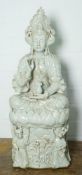 Große Darstellung eines Medizinbuddha, Porzellan mit Seladonglasur, um 1900