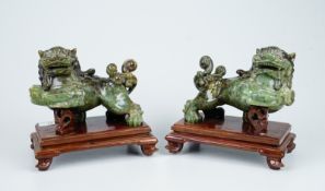 Pärchen Tempellöwen aus spinatgrüner Jade 