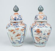 Pärchen Deckelvasen Imari, 1. Hälfte 18. Jh.