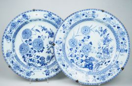 Pärchen Platten mit Chrysanthemendekor Kangxi 18. Jh.