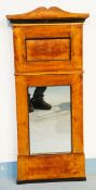 Zwei kleine Biedermeier-Spiegel mit Schinkeldach.