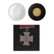 A cased Bradford Exchange 'First World War Victoria Cross' half sovereign and .999 silver crown set.