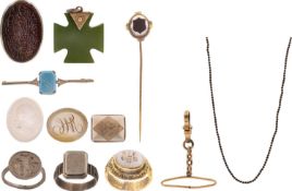 A selection of white and yellow metal jewellery items.
