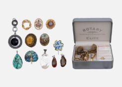 A selection of costume jewellery.