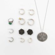 A collection of silver jewellery.