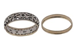 A 9k gold ring.
