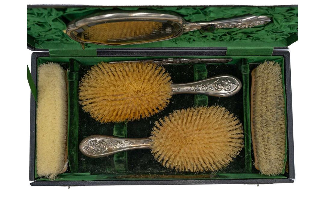 An Edwardian silver dressing table set. To comprise a hand mirror, two ...