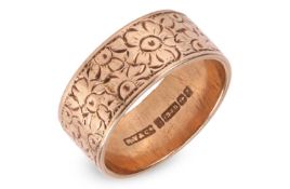 An engraved floral band ring in 9ct yellow gold, Birmingham assay marks, size Q, 5.9 grams.
