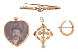 A small group of jewellery items; The first comprising a 9ct gold heart pendant, featuring two cryst