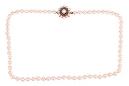 A cultured pearl necklace with gem-set clasp in 9ct gold, comprising a strand of round cultured pear