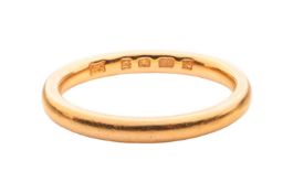 A wedding band in 22ct yellow gold, consisting of a plain polished court-profile band, London 1928, 