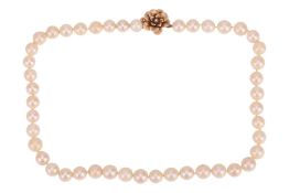 A single row cultured pearl necklace, comprising a series of round cultured pearls with an approxima