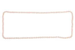 A single-row cultured pearl necklace, comprising a series of uniform round cultured pearls of approx