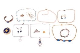 A collection of jewellery items, to include a cultured Akoya pearl necklace, featuring pearls of app
