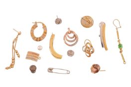 A collection of mismatched jewellery items, to include a diamond-set pendant, single earrings, and s