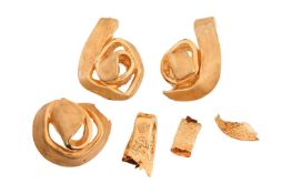 A pendant and a pair of drop earrings, in the form of an abstract hollow rosette in brushed finish, 